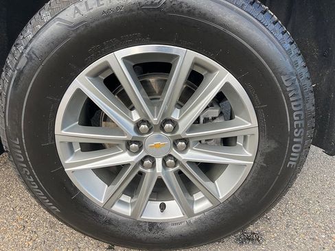 Used 2023 Chevrolet Traverse LT image 11