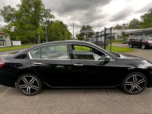 Used 2017 Honda Accord Touring image 4