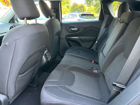Used 2021 Jeep Cherokee Latitude FWD image 11