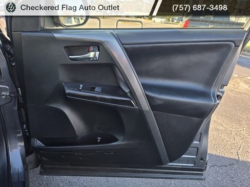 Used 2018 Toyota RAV4 SE image 44