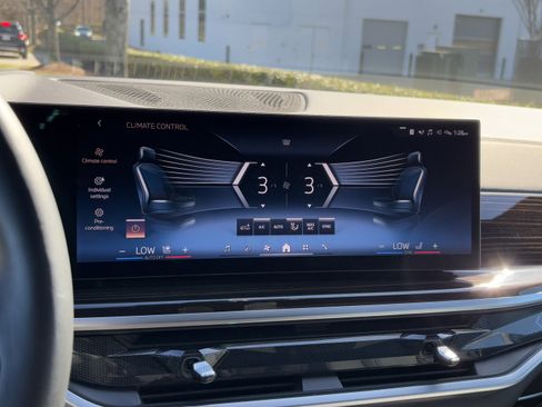 Certified 2025 BMW X7 xDrive40i w/ M Sport Package image 31