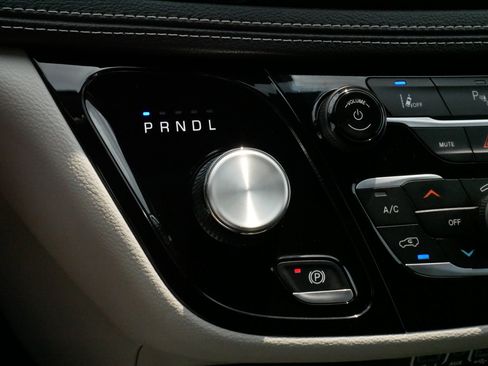 Used 2023 Chrysler Pacifica Touring-L FWD image 24