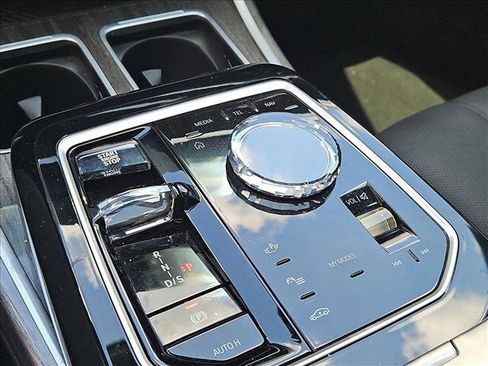 Used 2024 BMW 740i xDrive image 12