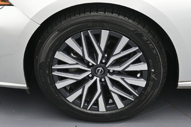 Used 2024 Nissan Altima 2.5 SV FWD image 7