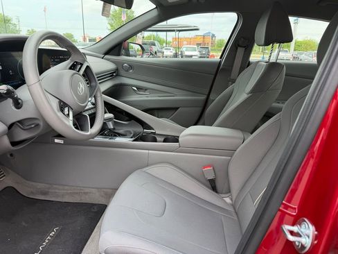 Used 2025 Hyundai Elantra SEL FWD image 5