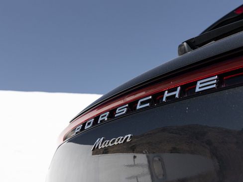 Used 2023 Porsche Macan AWD/4WD image 12
