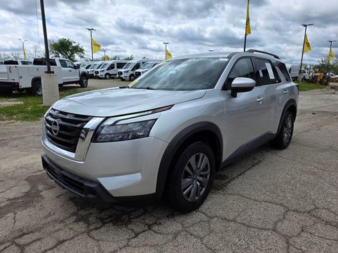 Used 2025 Nissan Pathfinder SV FWD image 3