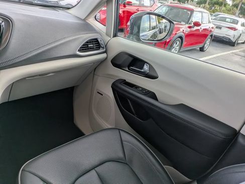 Used 2018 Chrysler Pacifica Limited w/ Advanced Safetytec Group FWD image 15