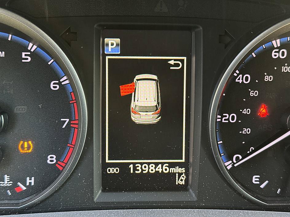 Used 2018 Toyota RAV4 LE FWD image 2