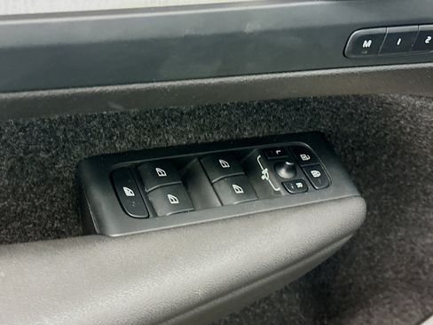 Used 2025 Volvo XC40 B5 Plus image 15