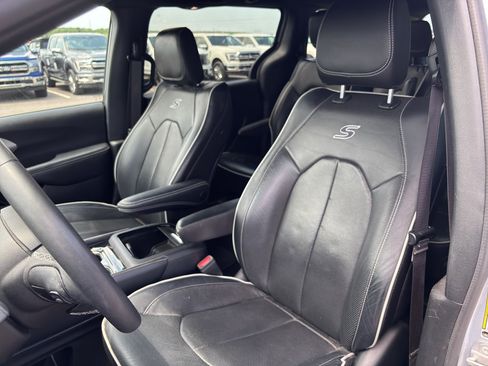 Used 2022 Chrysler Pacifica Limited w/ S Appearance Package FWD image 11
