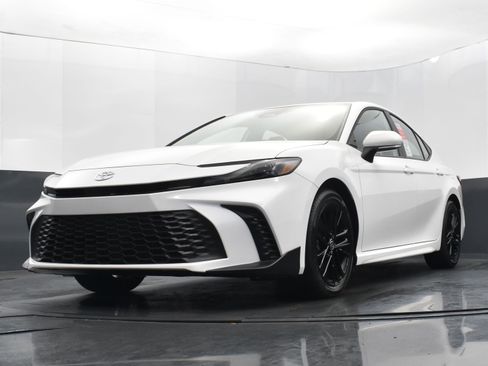 Used 2025 Toyota Camry SE image 35