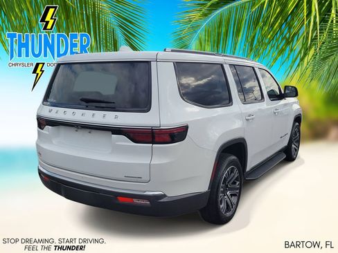 Certified 2022 Jeep Wagoneer Series III w/ Flexible Seating Group RWD image 4