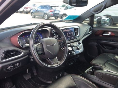 Used 2020 Chrysler Pacifica Limited FWD image 16