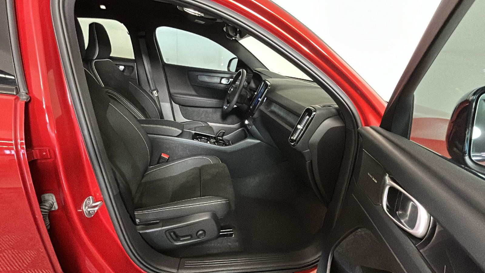 Used 2023 Volvo C40 P8 Recharge Ultimate AWD/4WD image 34