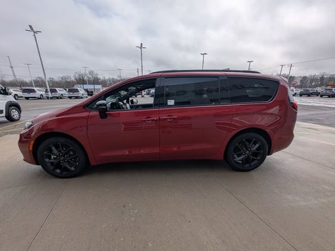 New 2026 Chrysler Pacifica Limited image 7