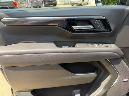 Used 2025 Chevrolet Suburban RST w/ RST Capability Package AWD/4WD image 9