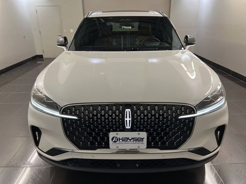 Used 2026 Lincoln Aviator Reserve w/ Illumination Package image 2