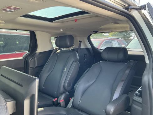 Used 2025 Kia Carnival SX Prestige FWD image 11