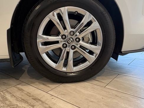Used 2024 Toyota Sienna Platinum AWD/4WD image 9