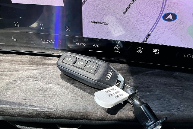 Used 2025 Audi Q5 Premium w/ Convenience Package AWD/4WD image 35