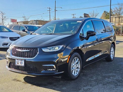 New 2026 Chrysler Pacifica Select image 4