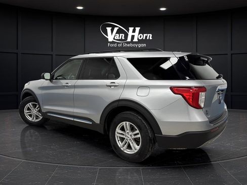 Used 2023 Ford Explorer XLT image 3