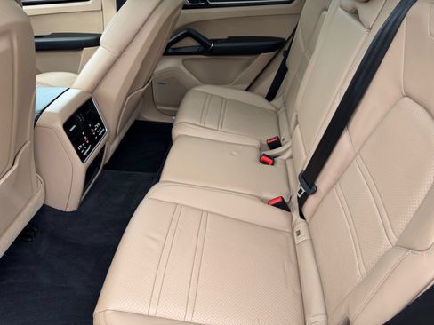 Used 2019 Porsche Cayenne AWD/4WD image 17