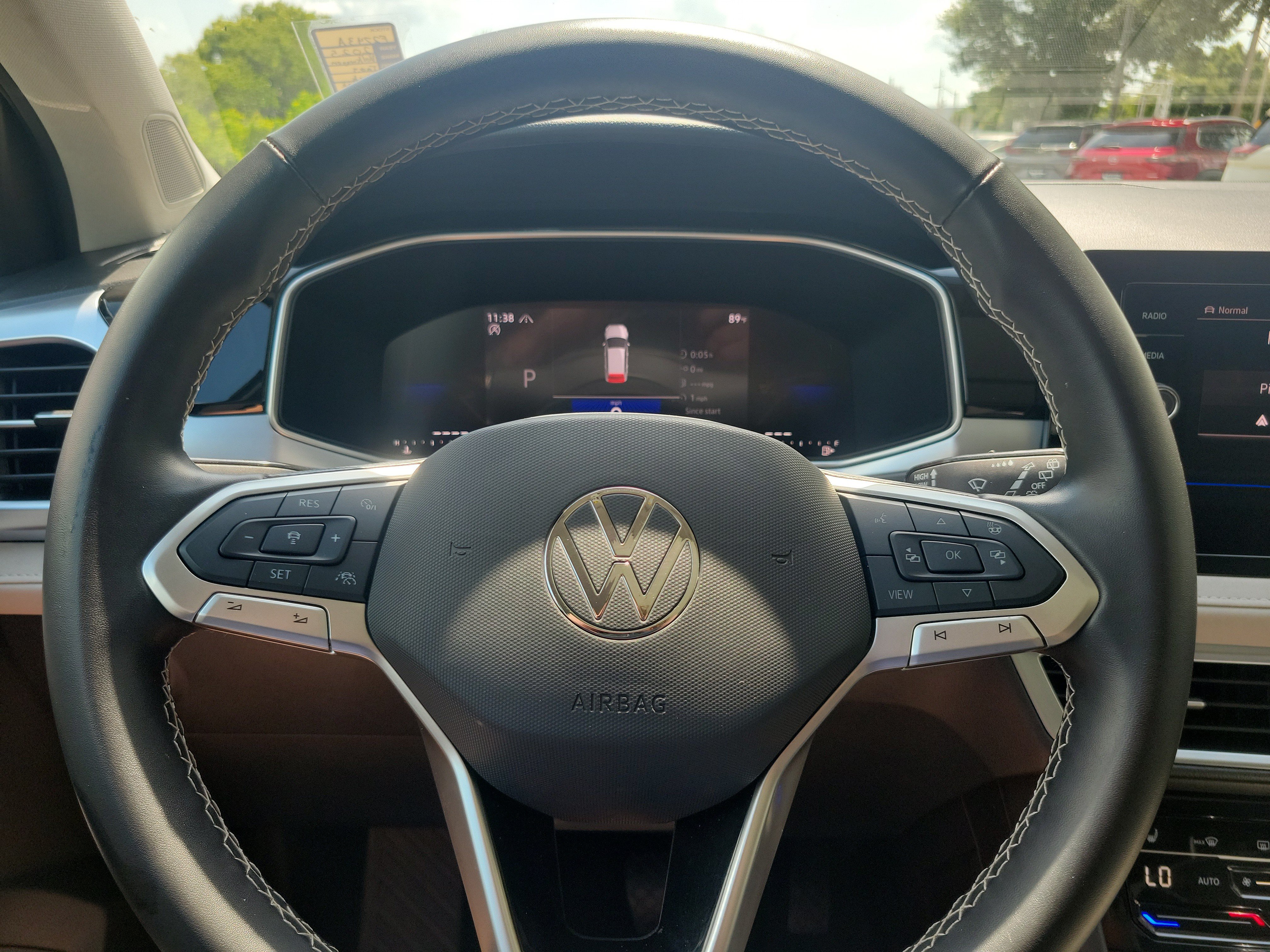 Used 2025 Volkswagen Taos SE AWD/4WD image 16