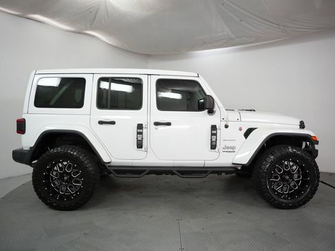 Used 2018 Jeep Wrangler Unlimited Sahara image 5