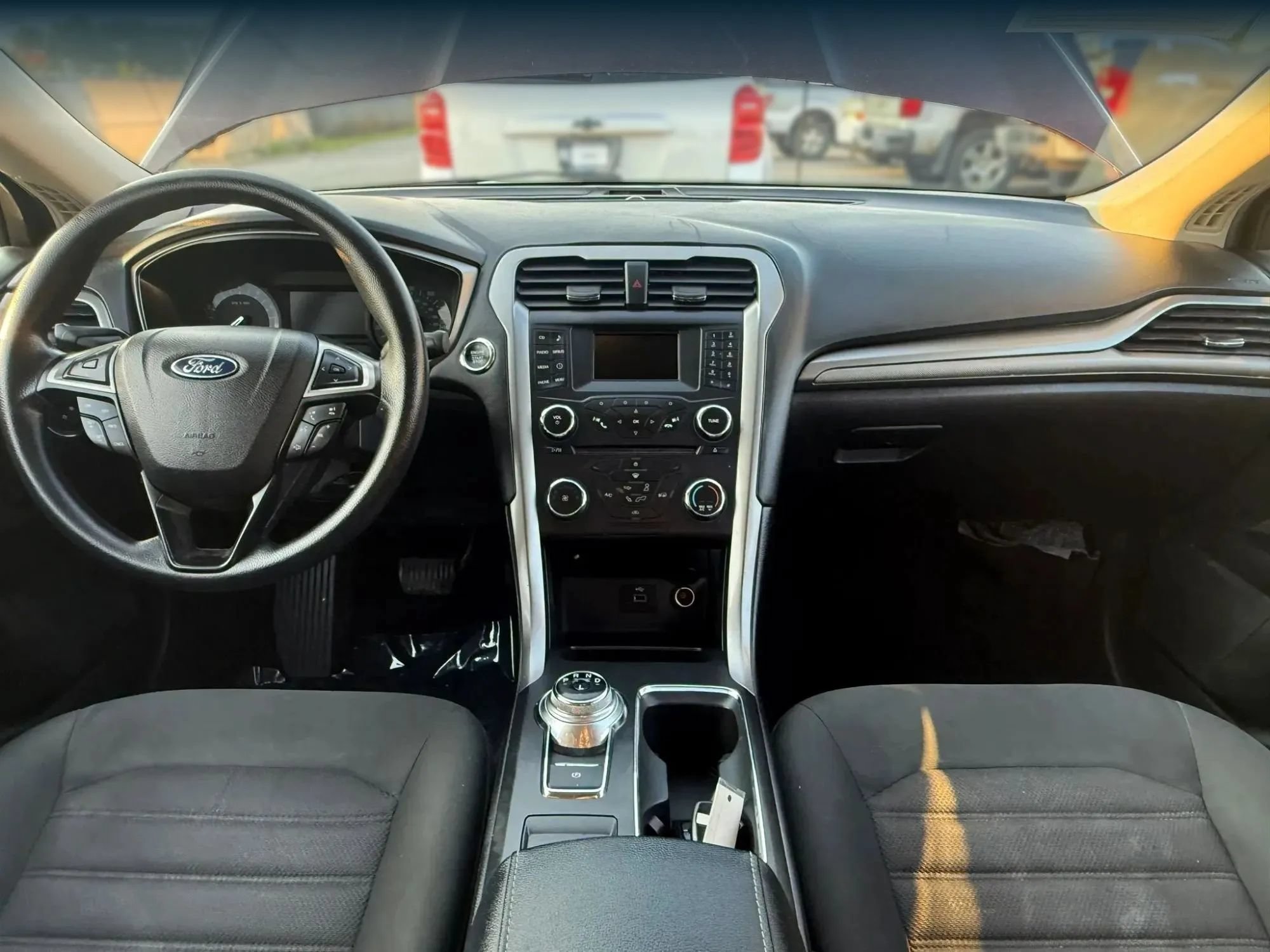 Used 2017 Ford Fusion SE FWD image 3