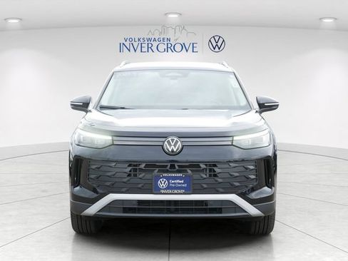 Certified 2025 Volkswagen Tiguan SE AWD/4WD image 2