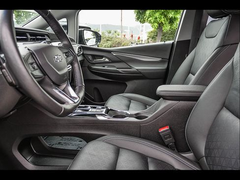 Used 2023 Chevrolet Bolt LT w/ Infotainment Package FWD image 18