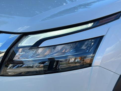 Used 2025 Nissan Pathfinder Platinum image 4