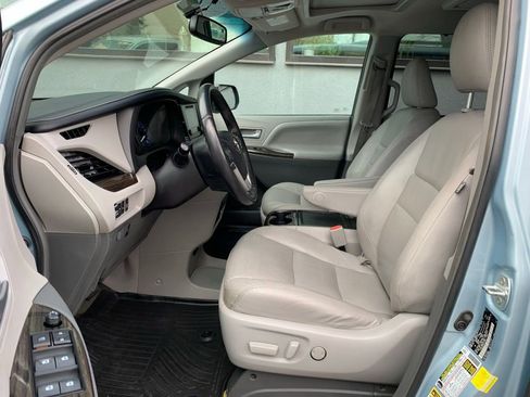 Used 2017 Toyota Sienna XLE Premium image 2