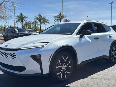 Used 2025 Toyota Crown Signia image 3