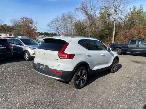 Used 2023 Volvo XC40 B5 Plus image 5
