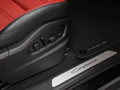Certified 2024 Porsche Cayenne AWD/4WD image 20
