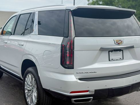 Used 2025 Cadillac Escalade Premium Luxury AWD/4WD image 17