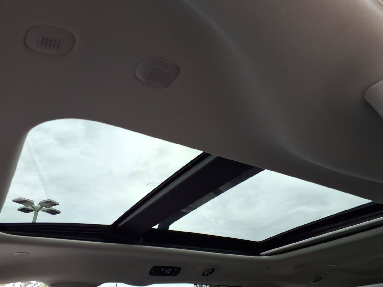 Used 2023 Chrysler Pacifica Limited FWD image 6