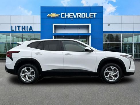 Used 2024 Chevrolet Trax LS w/ LS Convenience Package FWD image 8