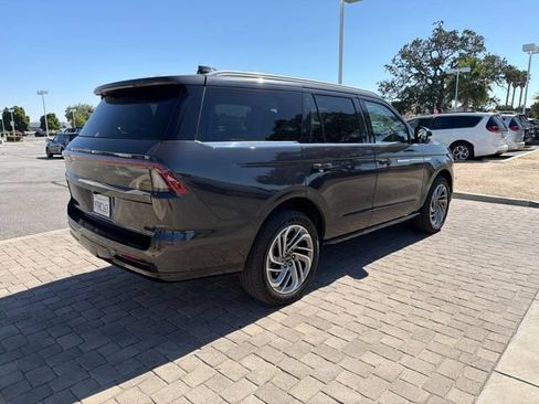 Used 2025 Lincoln Navigator Reserve AWD/4WD image 3