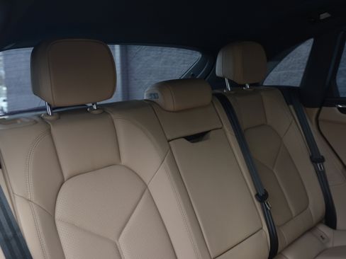 Certified 2025 Porsche Macan image 31