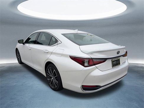 Certified 2023 Lexus ES 300h w/ Premium Package image 6