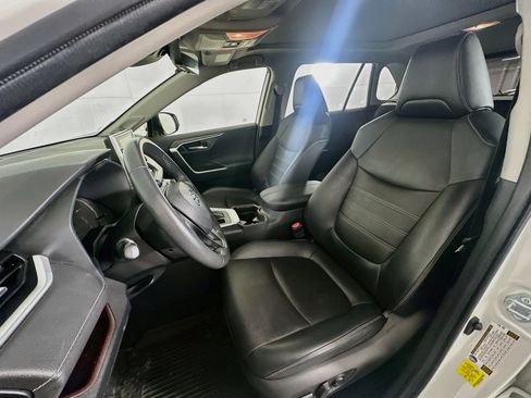 Used 2020 Toyota RAV4 Limited FWD image 13