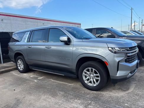 Used 2024 Chevrolet Suburban LT RWD image 2