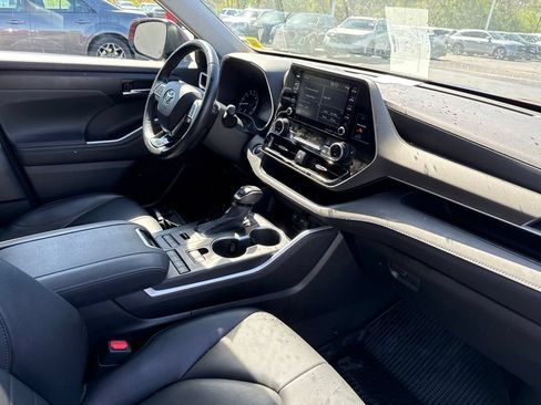 Used 2021 Toyota Highlander XLE AWD/4WD image 32