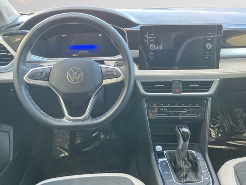 Certified 2025 Volkswagen Taos SE w/ Panoramic Sunroof Package image 10