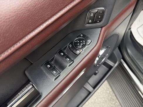 Used 2024 Ford Expedition Limited image 17