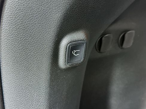 Used 2019 Jeep Cherokee Latitude Plus w/ Comfort/Convenience Group image 27